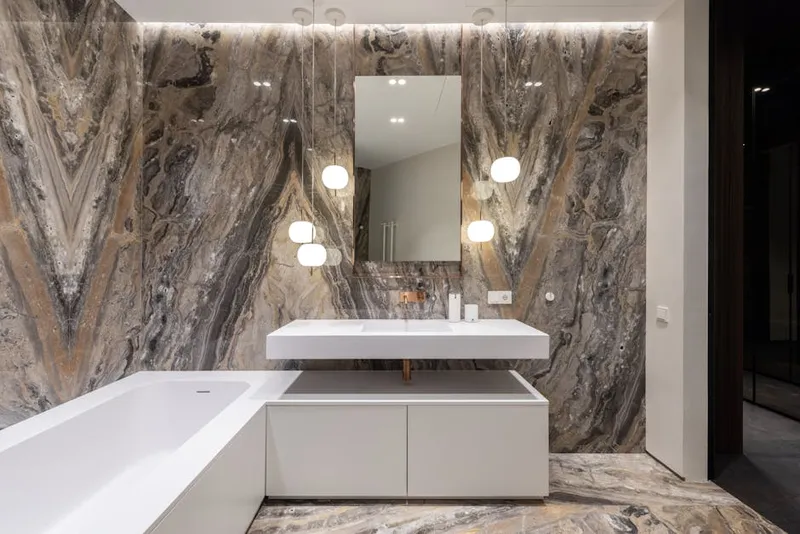 Blat din quartz în baie – alegerea premium pentru un spațiu elegant, durabil și ușor de întreținut